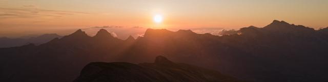 Coucher de soleil sur les montagnes du Dévoluy, dans les Hautes Alpes