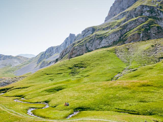 Ete_paysages_Vallon-des-Aiguilles_figurants-©OT-Le-Devoluy-13-08-2021_drone_8.jpg