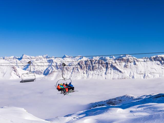 Winter Alpendomein Skiërs op stoeltjeslift ©ot Le Dévoluy 11 01 2022 2