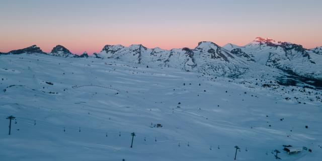 Hiver_Domaine-alpin_lever-de-soleil_©OT-Le-Devoluy_21-12-2021_drone-7-1.jpg