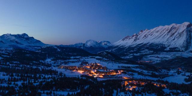 Hiver_Stations_Superdevoluy-by-night-@OTDevoluy_17-02-2021_drone_HD.jpg