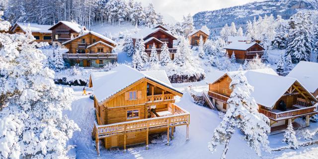 Hiver_Ambiance-stations_Chalets-enneiges_La-Joue-du-Loup_©OT-Le-Devoluy_15-02-2022_drone-1.jpg