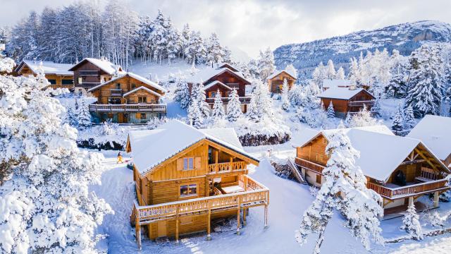 Hiver_Ambiance-stations_Chalets-enneiges_La-Joue-du-Loup_©OT-Le-Devoluy_15-02-2022_drone-1.jpg