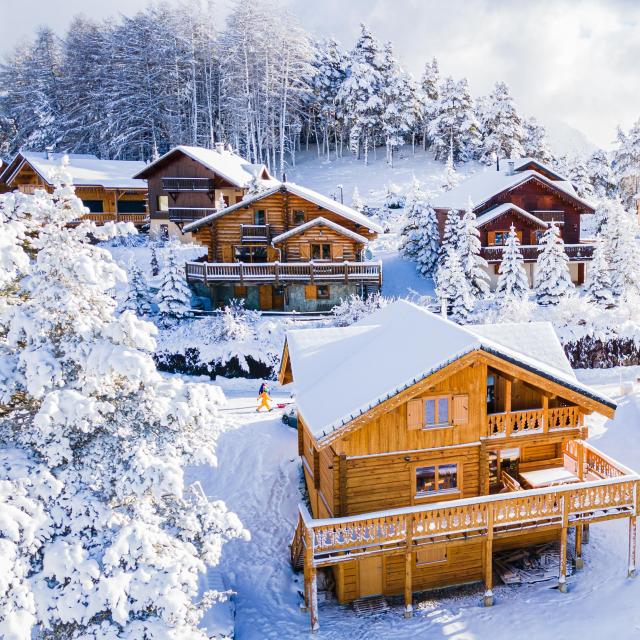 Hiver_Ambiance-stations_Chalets-enneiges_La-Joue-du-Loup_©OT-Le-Devoluy_15-02-2022_drone-1.jpg