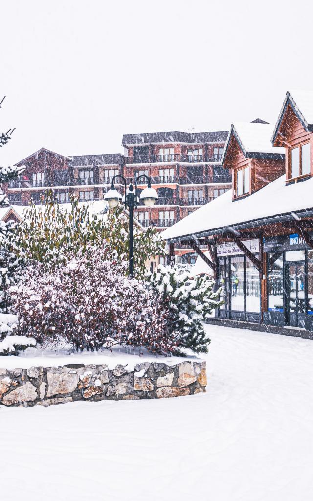 Winterse sneeuwval op de Place Des Boutiques La Joue Du Loup ©ot Le Dévoluy 28 11 2021