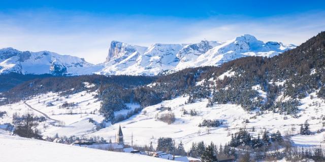 Hiver_Villages_Pic-de-Bure-et-Eglise-St-Etienne-@OTDevoluy_16-02-2021_BD.jpg