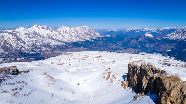 Hiver_Domaine-alpin_Vue-depuis-le-Sommarel-©OT-Le-Devoluy-04-03-2022_drone-5.jpg