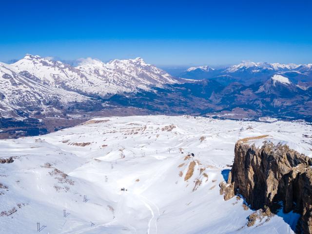 Hiver_Domaine-alpin_Vue-depuis-le-Sommarel-©OT-Le-Devoluy-04-03-2022_drone-5.jpg