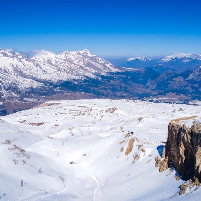 Hiver_Domaine-alpin_Vue-depuis-le-Sommarel-©OT-Le-Devoluy-04-03-2022_drone-5.jpg