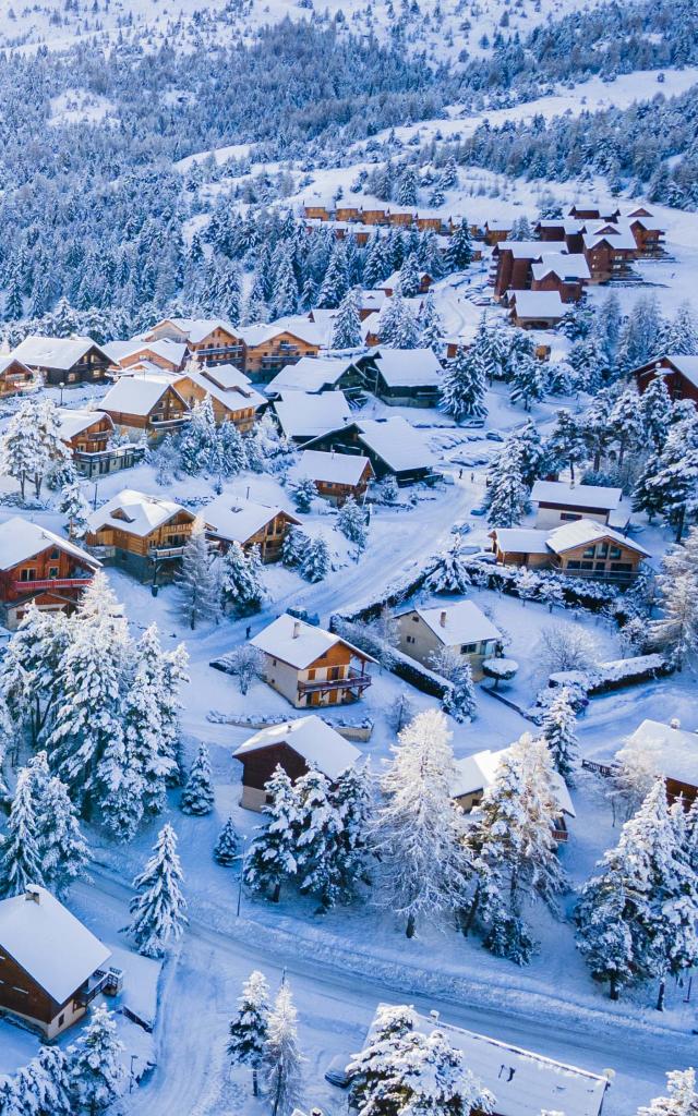 Winter_Ambiance stations_Snowy chalets_La Joue du Loup_©OT Le Dévoluy_15-02-2022_drone (3)