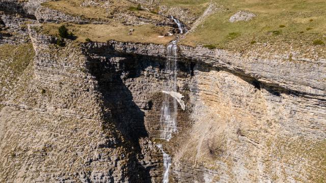 Spring_landscapes_Cascade de Saute-Aure ©OT Le Dévoluy 11 05 2022_drone