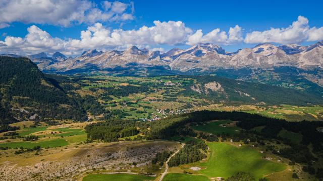 Zomer_Landschappen_Chaîne Ferrand Obiou_vanaf de Combe de la Mayt ©OT Le Dévoluy_01 09 2021_drone (4)