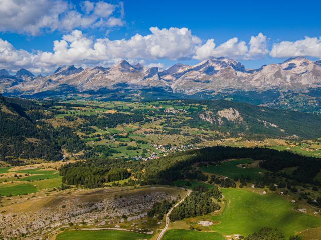 Zomer_Landschappen_Chaîne Ferrand Obiou_vanaf de Combe de la Mayt ©OT Le Dévoluy_01 09 2021_drone (4)