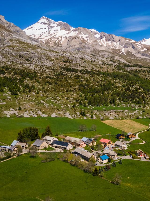 Le village de Lachaup et le Grand Ferrand dans Le Dévoluy