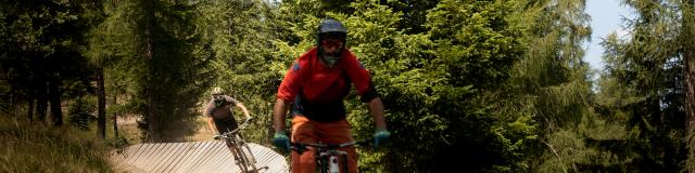 VTT de descente sur le bike park du Dévoluy, Hautes Alpes