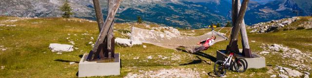 Détente dans le hamac géant sur le domaine du Dévoluy, Hautes Alpes