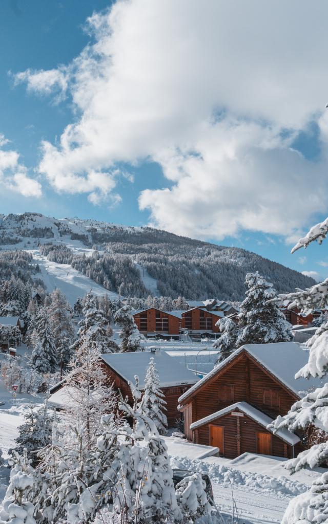 Chalets sous la neige à la Joue du Loup, dans Le Dévoluy, Hautes Alpes