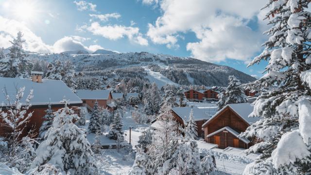 Chalets sous la neige à la Joue du Loup, dans Le Dévoluy, Hautes Alpes