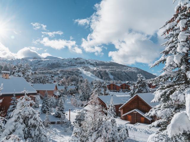 Chalets sous la neige à la Joue du Loup, dans Le Dévoluy, Hautes Alpes