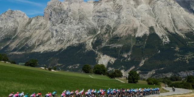 01/09/2020 - Tour de France 2020 - Etape 4 - Sisteron / Orcières-Merlette (160.5 km) - Le peloton dans les Alpes