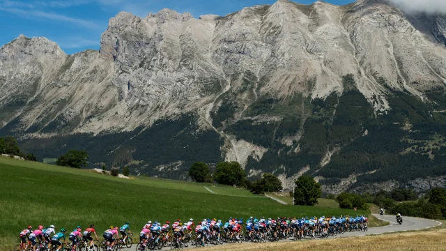 01/09/2020 - Tour de France 2020 - Etape 4 - Sisteron / Orcières-Merlette (160.5 km) - Le peloton dans les Alpes