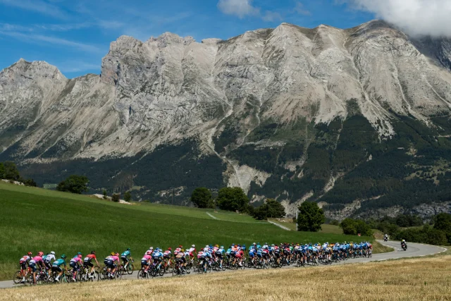 01/09/2020 - Tour de France 2020 - Etape 4 - Sisteron / Orcières-Merlette (160.5 km) - Le peloton dans les Alpes