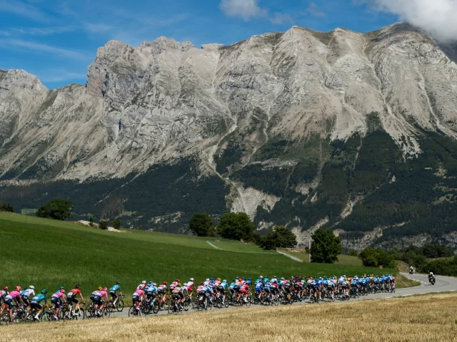 01/09/2020 - Tour de France 2020 - Etape 4 - Sisteron / Orcières-Merlette (160.5 km) - Le peloton dans les Alpes