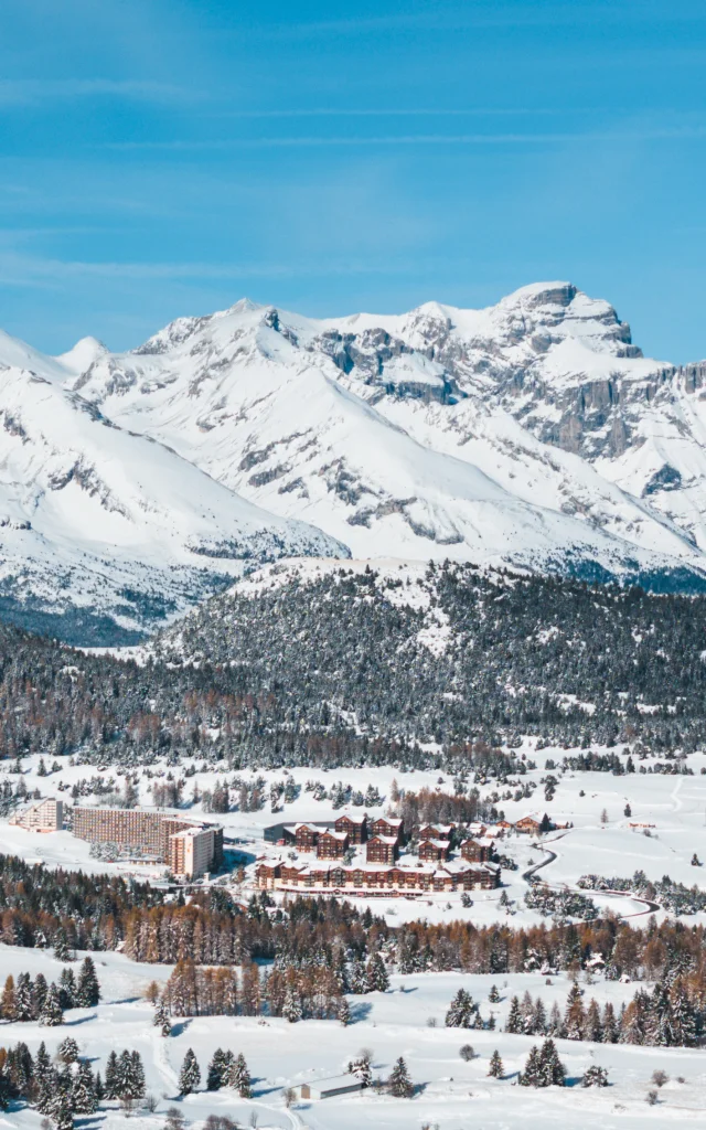 La station de ski de Superdévoluy sous la neige, dans les Hautes Alpes