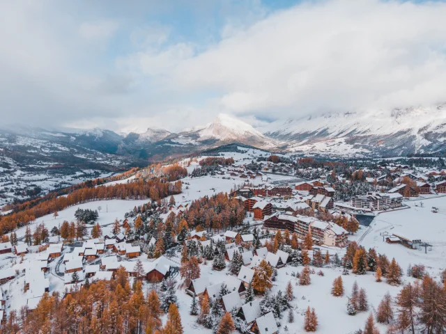 Vue aérienne sur le station de la Joue du Loup enneigée, dans Le Dévoluy, Hautes Alpes